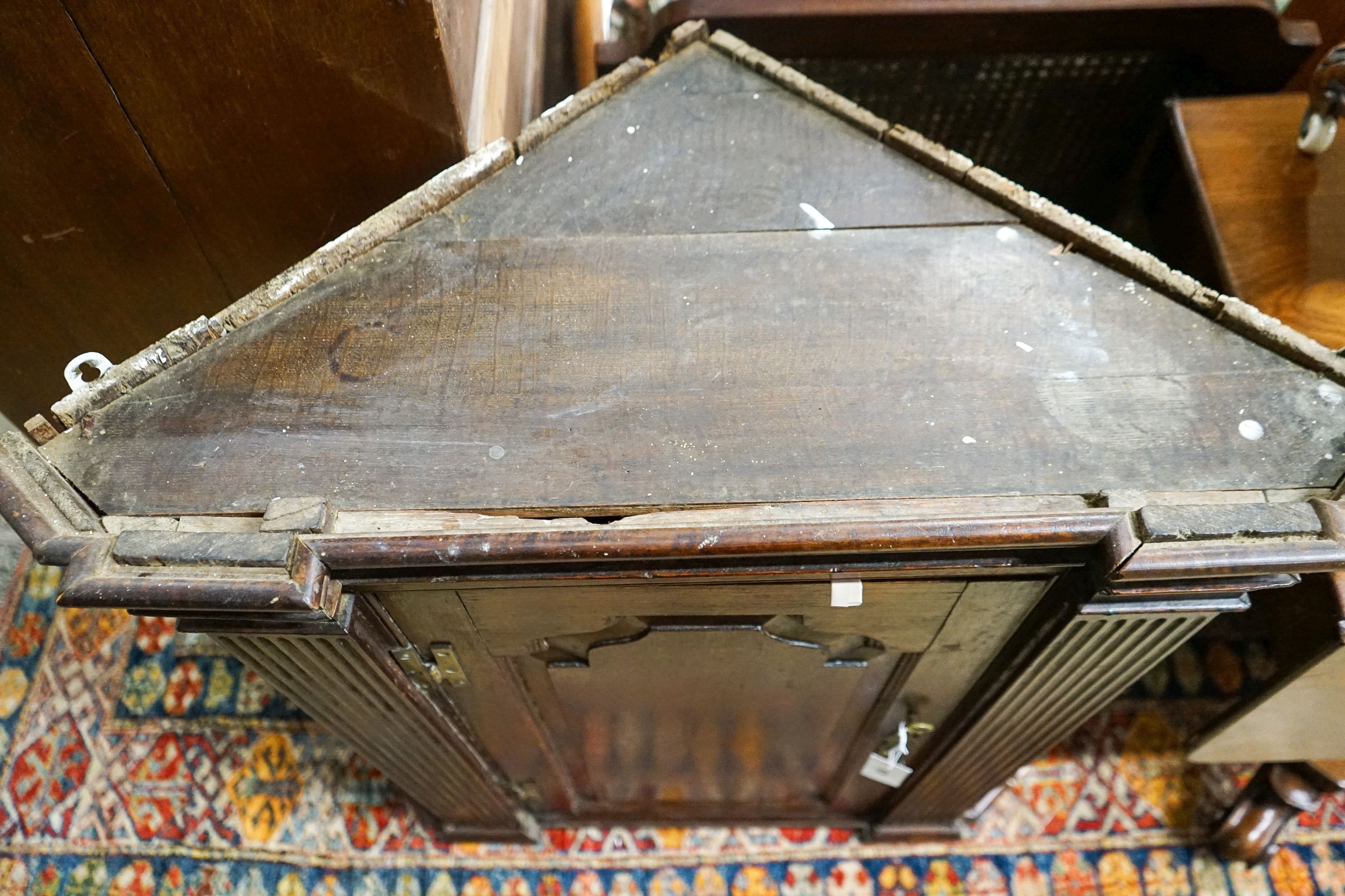 A George III oak hanging corner cabinet, width 80cm, depth 44cm, height 90cm